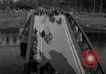 Immagine di Il tedesco civili e militari e rilasciati prigionieri alleato per attraversare il ponte Grimma Germania, 1945, secondo 10 filmato di repertorio 65675073902
