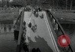 Immagine di Il tedesco civili e militari e rilasciati prigionieri alleato per attraversare il ponte Grimma Germania, 1945, secondo 11 filmato di repertorio 65675073902