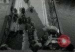 Immagine di Il tedesco civili e militari e rilasciati prigionieri alleato per attraversare il ponte Grimma Germania, 1945, secondo 12 filmato di repertorio 65675073902