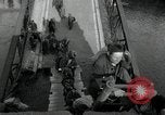 Immagine di Il tedesco civili e militari e rilasciati prigionieri alleato per attraversare il ponte Grimma Germania, 1945, secondo 13 filmato di repertorio 65675073902