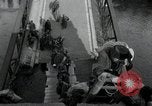 Immagine di Il tedesco civili e militari e rilasciati prigionieri alleato per attraversare il ponte Grimma Germania, 1945, secondo 14 filmato di repertorio 65675073902