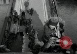 Immagine di Il tedesco civili e militari e rilasciati prigionieri alleato per attraversare il ponte Grimma Germania, 1945, secondo 15 filmato di repertorio 65675073902