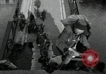 Immagine di Il tedesco civili e militari e rilasciati prigionieri alleato per attraversare il ponte Grimma Germania, 1945, secondo 16 filmato di repertorio 65675073902
