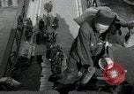 Immagine di Il tedesco civili e militari e rilasciati prigionieri alleato per attraversare il ponte Grimma Germania, 1945, secondo 17 filmato di repertorio 65675073902