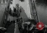 Immagine di Il tedesco civili e militari e rilasciati prigionieri alleato per attraversare il ponte Grimma Germania, 1945, secondo 20 filmato di repertorio 65675073902