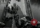 Immagine di Il tedesco civili e militari e rilasciati prigionieri alleato per attraversare il ponte Grimma Germania, 1945, secondo 21 filmato di repertorio 65675073902