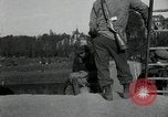 Immagine di Il tedesco civili e militari e rilasciati prigionieri alleato per attraversare il ponte Grimma Germania, 1945, secondo 22 filmato di repertorio 65675073902