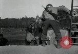 Immagine di Il tedesco civili e militari e rilasciati prigionieri alleato per attraversare il ponte Grimma Germania, 1945, secondo 23 filmato di repertorio 65675073902