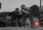 Immagine di Il tedesco civili e militari e rilasciati prigionieri alleato per attraversare il ponte Grimma Germania, 1945, secondo 24 filmato di repertorio 65675073902