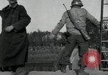 Immagine di Il tedesco civili e militari e rilasciati prigionieri alleato per attraversare il ponte Grimma Germania, 1945, secondo 25 filmato di repertorio 65675073902