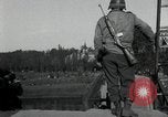 Immagine di Il tedesco civili e militari e rilasciati prigionieri alleato per attraversare il ponte Grimma Germania, 1945, secondo 26 filmato di repertorio 65675073902