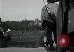 Immagine di Il tedesco civili e militari e rilasciati prigionieri alleato per attraversare il ponte Grimma Germania, 1945, secondo 27 filmato di repertorio 65675073902