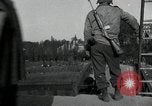 Immagine di Il tedesco civili e militari e rilasciati prigionieri alleato per attraversare il ponte Grimma Germania, 1945, secondo 28 filmato di repertorio 65675073902