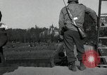 Immagine di Il tedesco civili e militari e rilasciati prigionieri alleato per attraversare il ponte Grimma Germania, 1945, secondo 29 filmato di repertorio 65675073902
