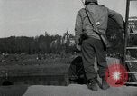 Immagine di Il tedesco civili e militari e rilasciati prigionieri alleato per attraversare il ponte Grimma Germania, 1945, secondo 30 filmato di repertorio 65675073902