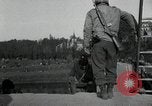 Immagine di Il tedesco civili e militari e rilasciati prigionieri alleato per attraversare il ponte Grimma Germania, 1945, secondo 31 filmato di repertorio 65675073902