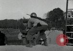 Immagine di Il tedesco civili e militari e rilasciati prigionieri alleato per attraversare il ponte Grimma Germania, 1945, secondo 33 filmato di repertorio 65675073902