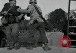 Immagine di Il tedesco civili e militari e rilasciati prigionieri alleato per attraversare il ponte Grimma Germania, 1945, secondo 34 filmato di repertorio 65675073902