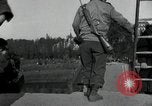 Immagine di Il tedesco civili e militari e rilasciati prigionieri alleato per attraversare il ponte Grimma Germania, 1945, secondo 35 filmato di repertorio 65675073902