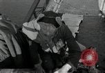 Immagine di Il tedesco civili e militari e rilasciati prigionieri alleato per attraversare il ponte Grimma Germania, 1945, secondo 36 filmato di repertorio 65675073902