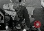 Immagine di Il tedesco civili e militari e rilasciati prigionieri alleato per attraversare il ponte Grimma Germania, 1945, secondo 37 filmato di repertorio 65675073902