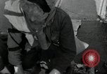 Immagine di Il tedesco civili e militari e rilasciati prigionieri alleato per attraversare il ponte Grimma Germania, 1945, secondo 38 filmato di repertorio 65675073902