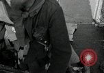 Immagine di Il tedesco civili e militari e rilasciati prigionieri alleato per attraversare il ponte Grimma Germania, 1945, secondo 39 filmato di repertorio 65675073902