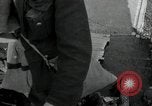 Immagine di Il tedesco civili e militari e rilasciati prigionieri alleato per attraversare il ponte Grimma Germania, 1945, secondo 40 filmato di repertorio 65675073902