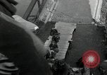 Immagine di Il tedesco civili e militari e rilasciati prigionieri alleato per attraversare il ponte Grimma Germania, 1945, secondo 41 filmato di repertorio 65675073902