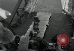 Immagine di Il tedesco civili e militari e rilasciati prigionieri alleato per attraversare il ponte Grimma Germania, 1945, secondo 42 filmato di repertorio 65675073902