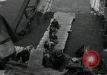 Immagine di Il tedesco civili e militari e rilasciati prigionieri alleato per attraversare il ponte Grimma Germania, 1945, secondo 43 filmato di repertorio 65675073902