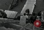 Immagine di Il tedesco civili e militari e rilasciati prigionieri alleato per attraversare il ponte Grimma Germania, 1945, secondo 44 filmato di repertorio 65675073902