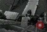 Immagine di Il tedesco civili e militari e rilasciati prigionieri alleato per attraversare il ponte Grimma Germania, 1945, secondo 45 filmato di repertorio 65675073902