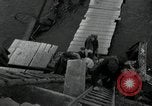 Immagine di Il tedesco civili e militari e rilasciati prigionieri alleato per attraversare il ponte Grimma Germania, 1945, secondo 46 filmato di repertorio 65675073902
