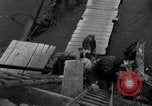 Immagine di Il tedesco civili e militari e rilasciati prigionieri alleato per attraversare il ponte Grimma Germania, 1945, secondo 47 filmato di repertorio 65675073902