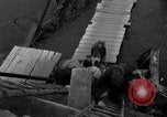 Immagine di Il tedesco civili e militari e rilasciati prigionieri alleato per attraversare il ponte Grimma Germania, 1945, secondo 48 filmato di repertorio 65675073902