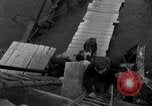 Immagine di Il tedesco civili e militari e rilasciati prigionieri alleato per attraversare il ponte Grimma Germania, 1945, secondo 49 filmato di repertorio 65675073902
