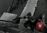 Immagine di Il tedesco civili e militari e rilasciati prigionieri alleato per attraversare il ponte Grimma Germania, 1945, secondo 50 filmato di repertorio 65675073902