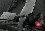 Immagine di Il tedesco civili e militari e rilasciati prigionieri alleato per attraversare il ponte Grimma Germania, 1945, secondo 51 filmato di repertorio 65675073902