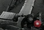Immagine di Il tedesco civili e militari e rilasciati prigionieri alleato per attraversare il ponte Grimma Germania, 1945, secondo 52 filmato di repertorio 65675073902