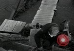 Immagine di Il tedesco civili e militari e rilasciati prigionieri alleato per attraversare il ponte Grimma Germania, 1945, secondo 53 filmato di repertorio 65675073902