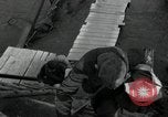 Immagine di Il tedesco civili e militari e rilasciati prigionieri alleato per attraversare il ponte Grimma Germania, 1945, secondo 54 filmato di repertorio 65675073902