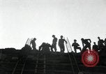 Immagine di Il tedesco civili e militari e rilasciati prigionieri alleato per attraversare il ponte Grimma Germania, 1945, secondo 55 filmato di repertorio 65675073902
