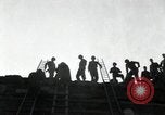 Immagine di Il tedesco civili e militari e rilasciati prigionieri alleato per attraversare il ponte Grimma Germania, 1945, secondo 56 filmato di repertorio 65675073902