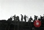 Immagine di Il tedesco civili e militari e rilasciati prigionieri alleato per attraversare il ponte Grimma Germania, 1945, secondo 57 filmato di repertorio 65675073902