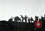 Immagine di Il tedesco civili e militari e rilasciati prigionieri alleato per attraversare il ponte Grimma Germania, 1945, secondo 58 filmato di repertorio 65675073902