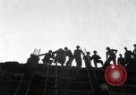 Immagine di Il tedesco civili e militari e rilasciati prigionieri alleato per attraversare il ponte Grimma Germania, 1945, secondo 59 filmato di repertorio 65675073902