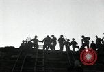Immagine di Il tedesco civili e militari e rilasciati prigionieri alleato per attraversare il ponte Grimma Germania, 1945, secondo 60 filmato di repertorio 65675073902