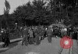 Immagine di Il tedesco civili e militari e rilasciati prigionieri alleato per attraversare il ponte Grimma Germania, 1945, secondo 61 filmato di repertorio 65675073902