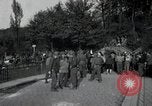 Immagine di Il tedesco civili e militari e rilasciati prigionieri alleato per attraversare il ponte Grimma Germania, 1945, secondo 62 filmato di repertorio 65675073902